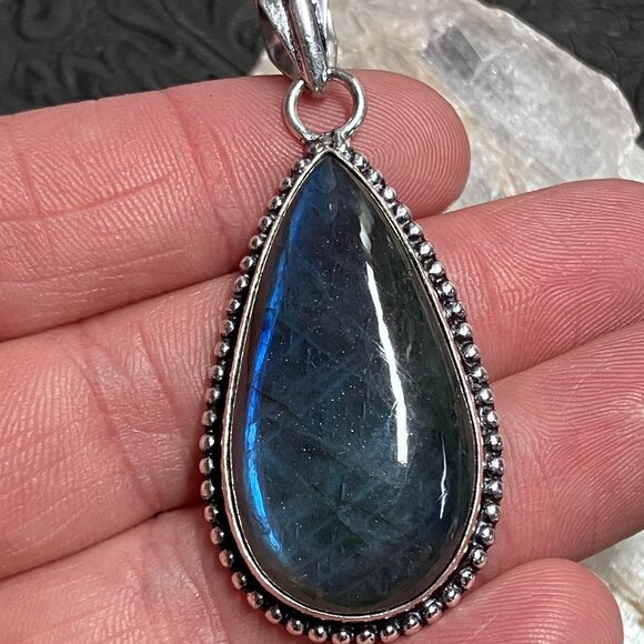 Blue Flash Labradorite Pendant - Picture 3 of 8